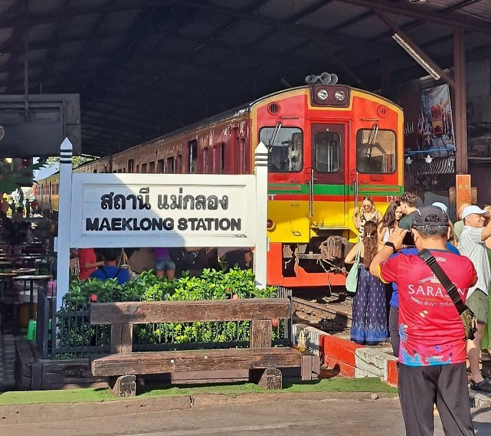 Touring Mae krong railway